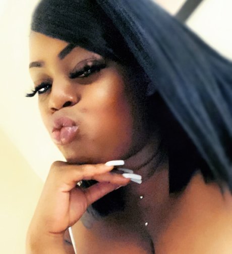 GoldieBankz erotische akt bild