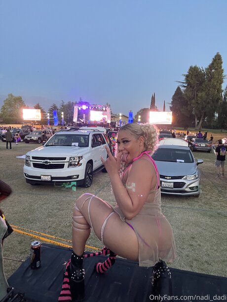 Nadi Hustle sexy akt fotos