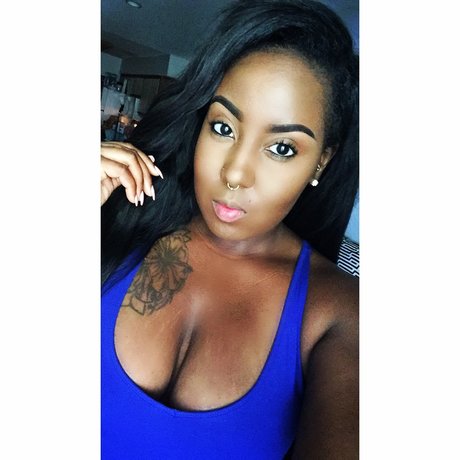 Curvy Nina top nackt galerie