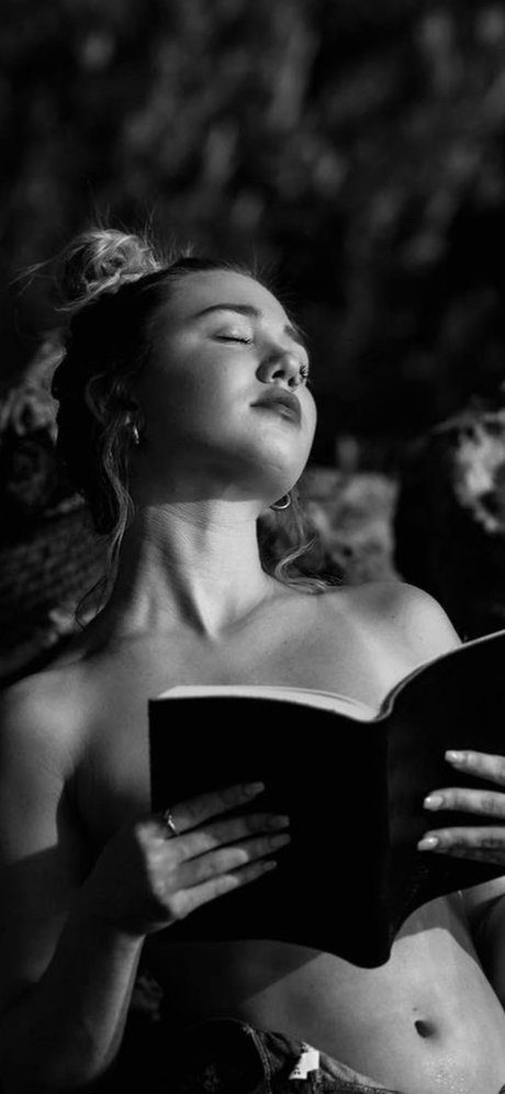 Carly Megan nackt kunst galerie