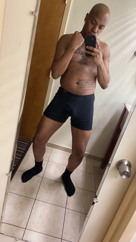 Naryk Enal exklusive nackt bild