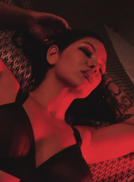 Neon Demon nackt freie bild