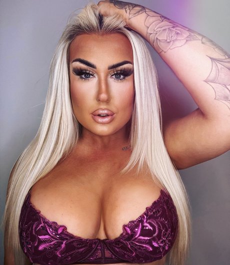 Hennessy SEXTING QUEEN_ erwachsene nackt foto