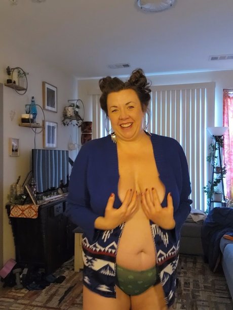 Hot Hula Hooping with Helga exklusive nackten galerie