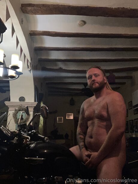 Nicos lowe nacktheit nette foto