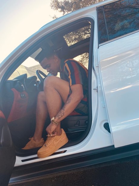 Muney exklusive nackte bilder