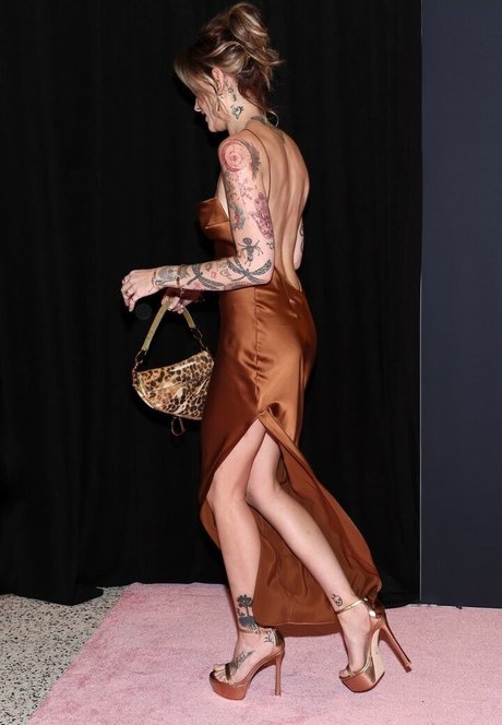 zierliche asiatische onlyfans kunst top galerie