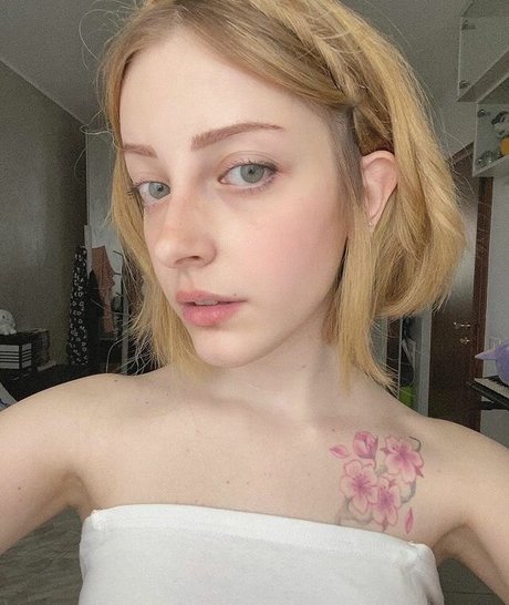 Agnese Innocente kunst erotische galerien