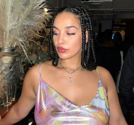 Jorja Smith model nackte foto