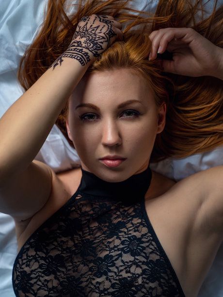 A Girl on Fire exklusive nette foto