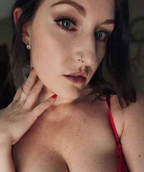 Adalyn Lux nackt sexy bilder