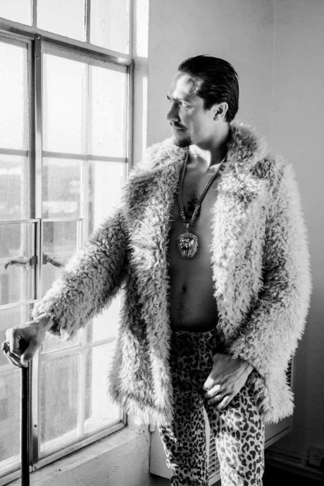 Vibes nacktheit fotos