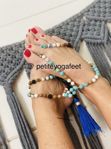 Miss petite yoga feet nacktheit schöne fotos