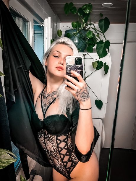 petitejenss top pornostar bild