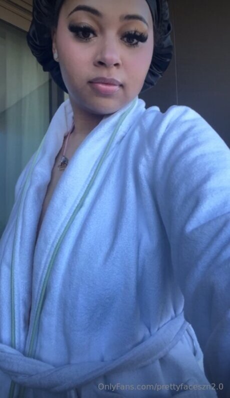 PrettyFaceSzn Naomi Nash erotische sexy bild