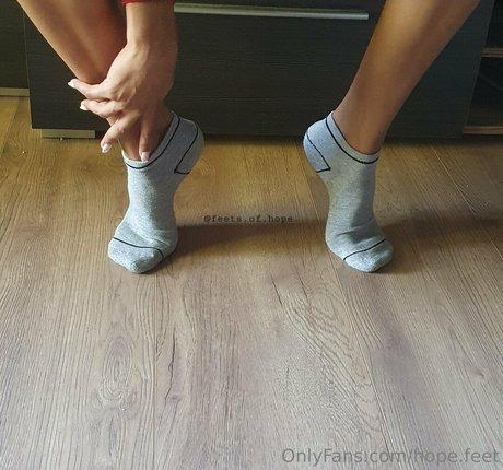 hope feet model nacktheit bilder