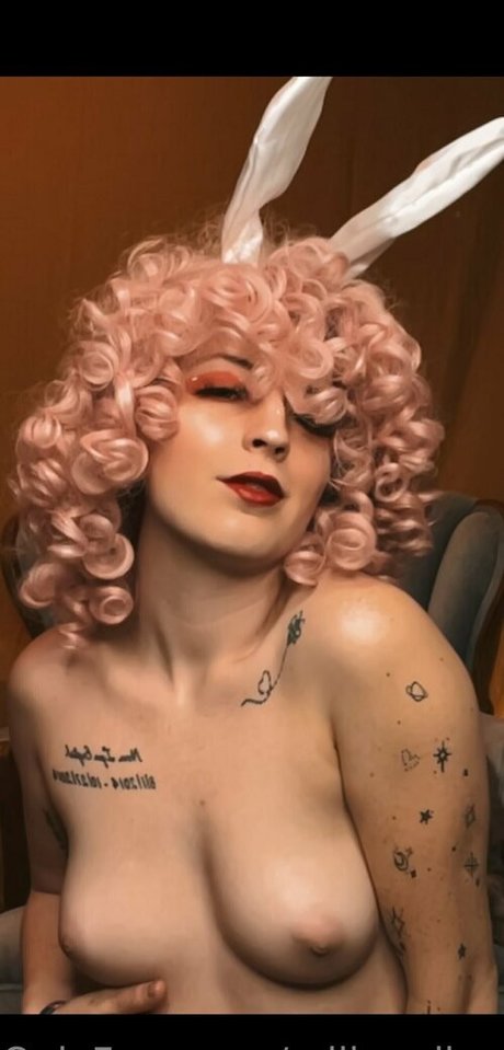 milkandhoney1201 schauspielerin kunst galerie