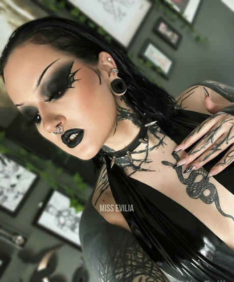 flugbegleiterin onlyfans kunst xxx galerien