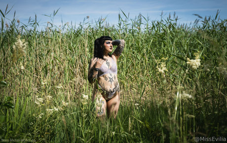 misseviliafree schauspielerin akt fotos