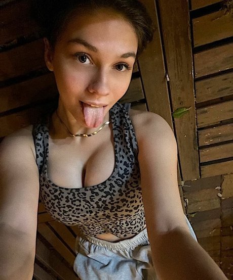 Maddy Mahmoudi sexy top foto