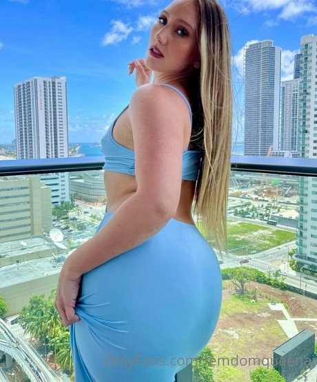 femdomqueenaj schöne hübsche foto