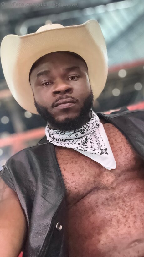 Dicky Von James top nackt foto