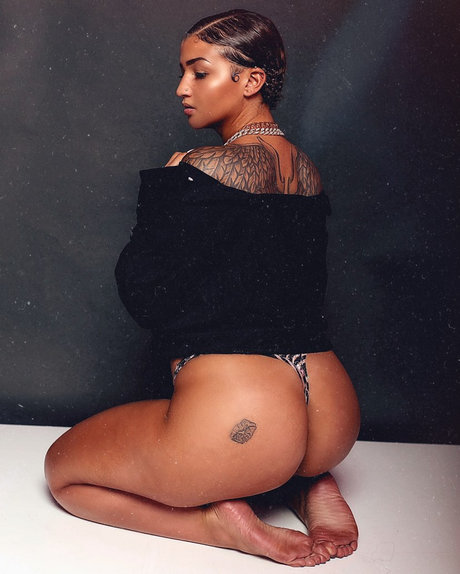 Queen Bina xxx pornostar galerie