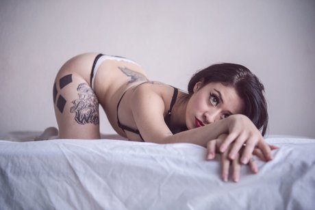 Romina Sunshine hübsche erwachsene foto