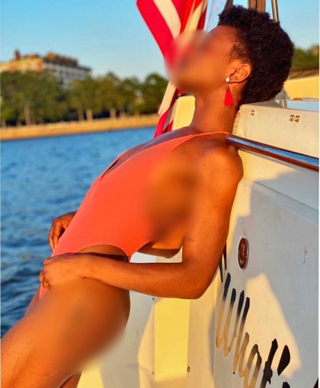 Rina Arem hd nackte fotos