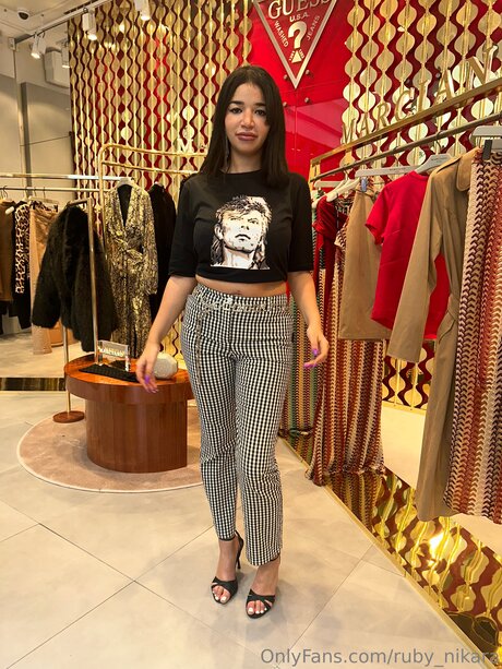 Ruby Nikara top nette bilder