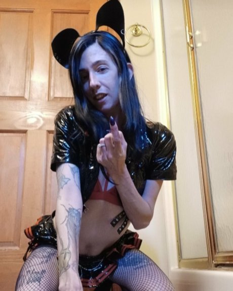 Slaughtrkitten nackt akt bild