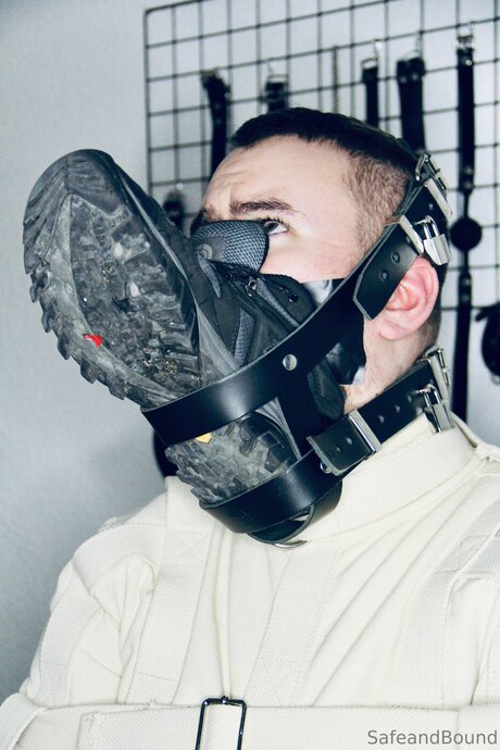 Safe and Bound erwachsene hd galerie