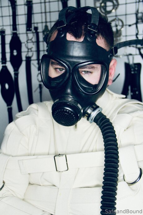 Safe and Bound model freie galerie