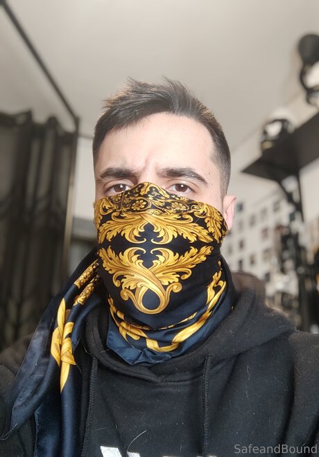 Safe and Bound model akt galerien