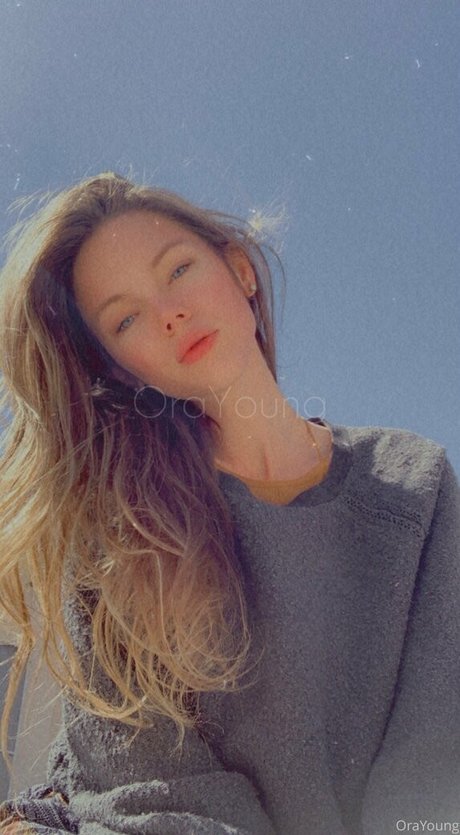 onlyora model exklusive bild