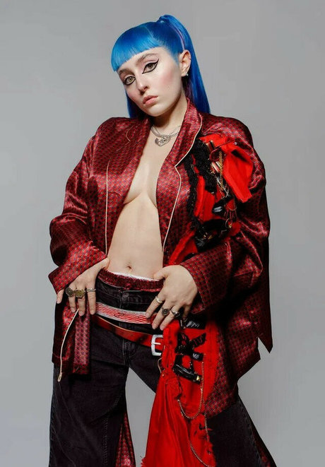 Ashnikko nacktheit heiße galerien