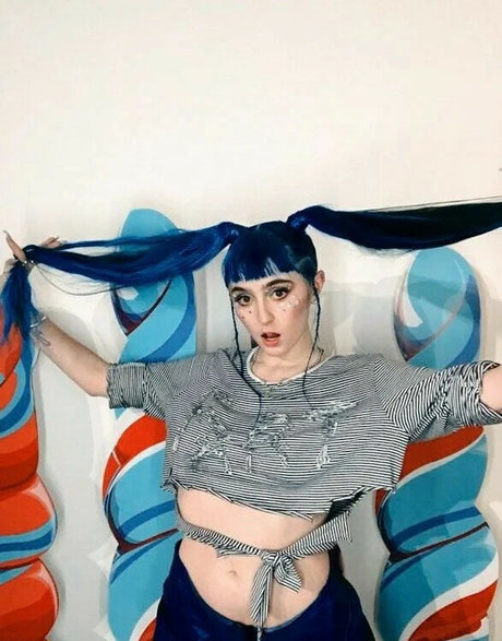 Ashnikko hübsche nackte galerie