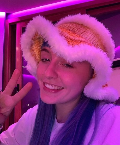 Ashnikko erotische kostenlose galerien