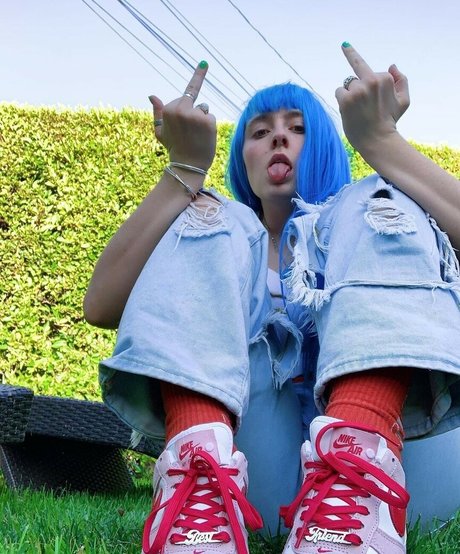 Ashnikko kunst nackt fotos