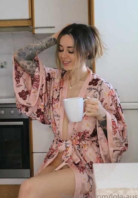 lola aus nacktheit porno foto