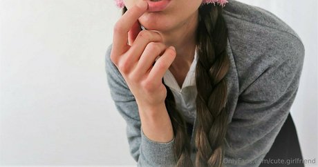 cute girlfriend model akt bild