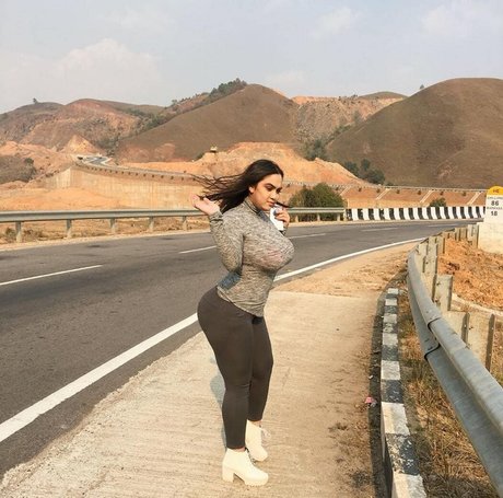 Reneesha Saikia erotische exklusive fotos