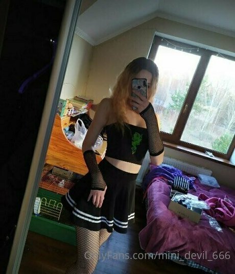 mini devil 666 model porno foto