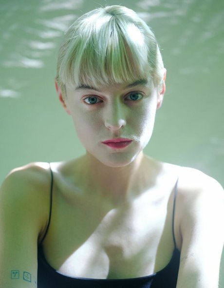 Emma Corrin pornostar sexy foto