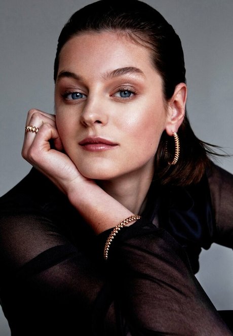 Emma Corrin schöne sex galerien