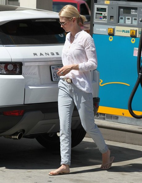 January Jones perfekte kunst galerien