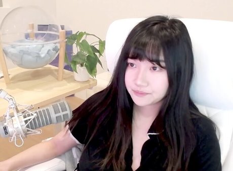 Aria Saki schöne akt bilder