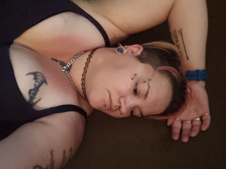 Satania exklusive nacktheit bild