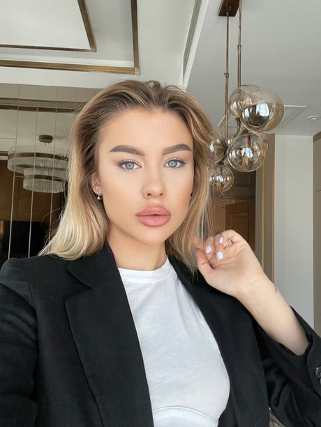 Sasha Devil UNCENSORED sexy nette bild