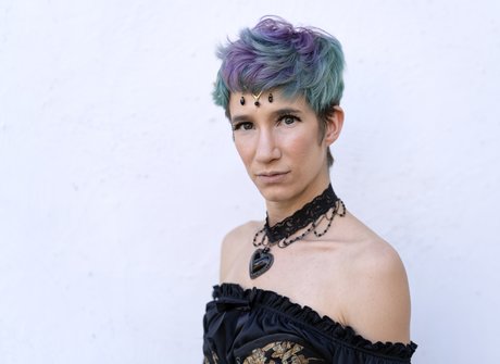 Kitty Bea Andro Genie sexy hd bild